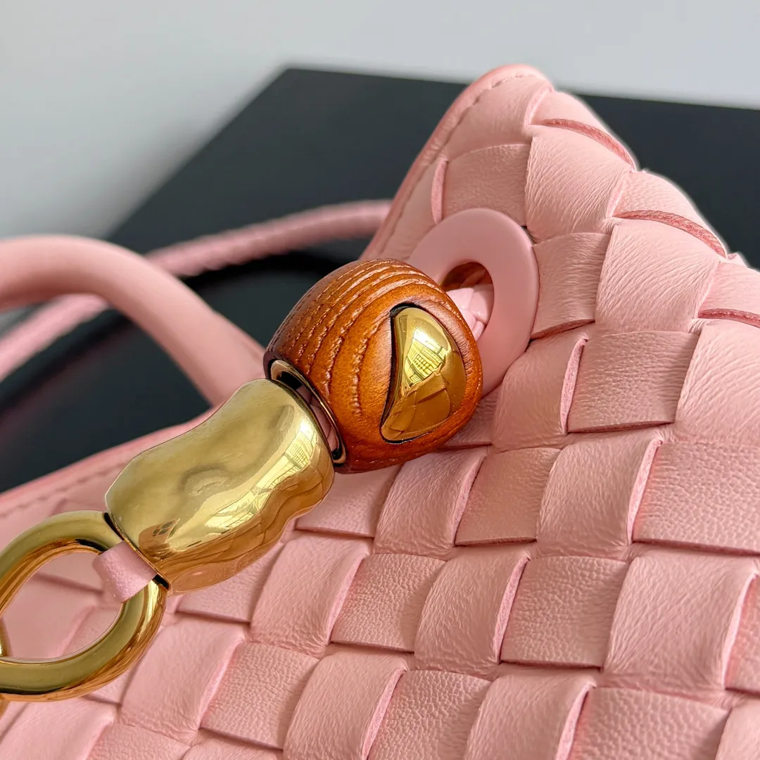 The new Andiamo batch of 3060 BV is shipped‼ ️The classic intercciato weaving process is used to create a soft bag, the metal knot is made of micro-cast aluminum using jewelry technology🪢, and the decorative beads are made of metal and hand-polished oak, allowing you to jump repeatedly between elegance and fun💃, making it unpredictable. Classic and versatile, it shows off your temperament, and the bag has a large capacity, making it very convenient for daily commuting! It has a variety of carrying methods, the shoulder straps can be adjusted by yourself, the original lambskin feels soft and delicate, and the unisex style breaks gender boundaries and brings a more practical and long-lasting use experience. The Andiamo, which has both elegant and casual styles, perfectly interprets the "fashionable old money style". Style number: 743568+wood hardware Color: rose pink Size: 25*22*10.5cm